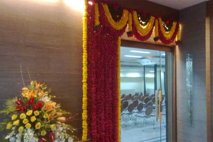 flower office holi decoration ideas