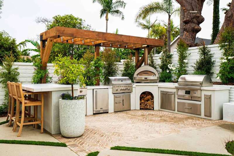 Outdoor Kitchen and Bar